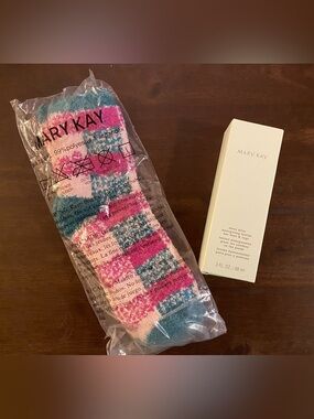 Mary Kay Mint Bliss Energizing Lotion for Feet & Legs with Fuzzy Cozy Socks